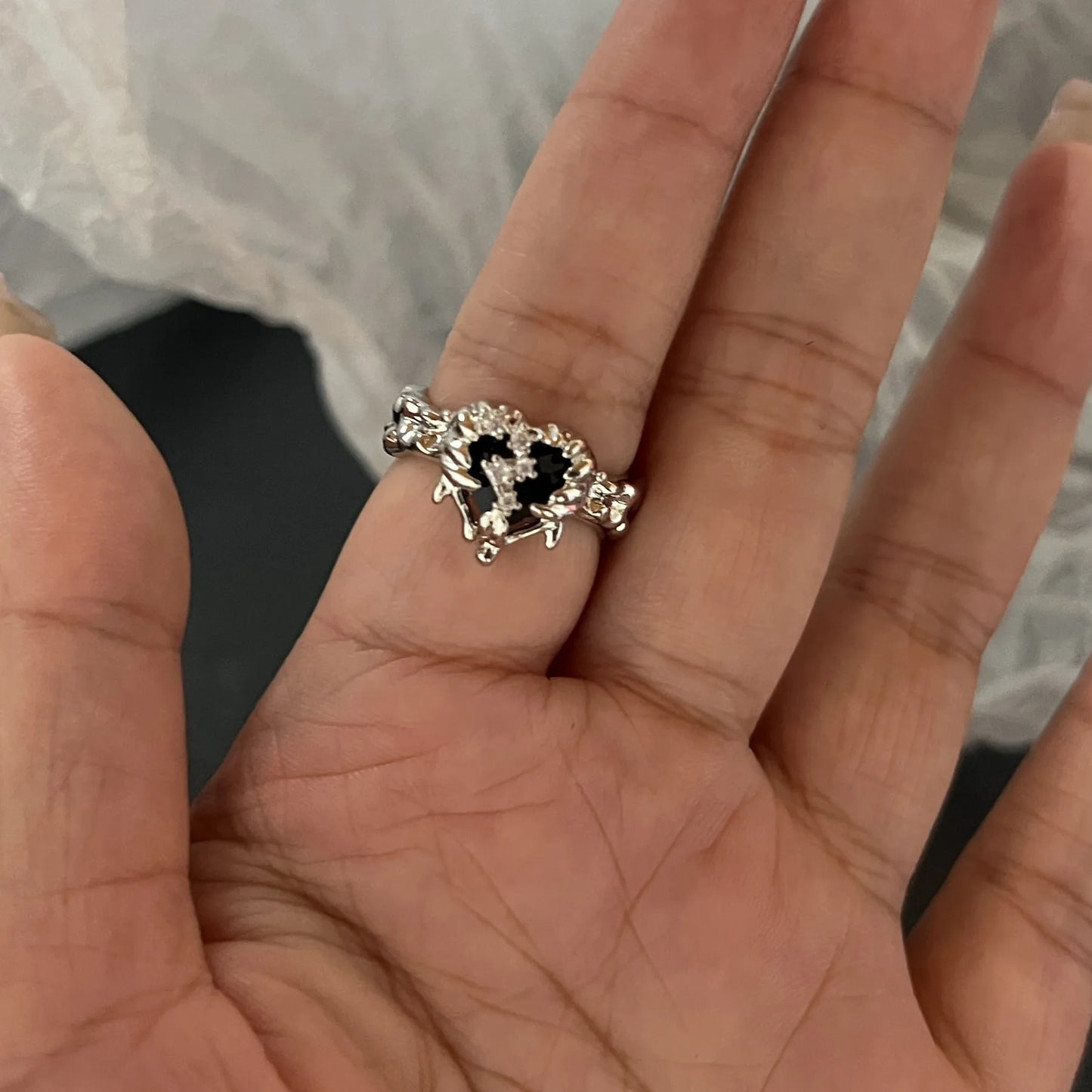 Pierścionek czarne serduszko